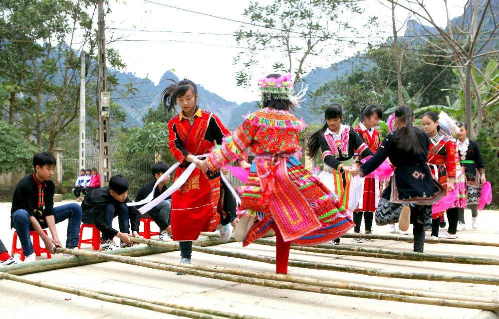 Học%20sinh%20Trường%20Phổ%20thông%20Dân%20tộc%20nội%20trú%20THCS%20Lâm%20Bình%20biểu%20diễn%20múa%20sạp%20%20trong%20Lễ%20hội%20Lồng%20tông%20huyện%20Lâm%20Bình%20năm%202017.
