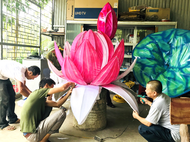 Mô hình hoa sen - Khám phá mô hình hoa sen thần tiên tại Hoa Sen Home để cảm nhận sự thanh tịnh và tình yêu vô bờ bến của hoa sen. Sản phẩm mô hình hoa sen của chúng tôi sẽ giúp bạn tạo nên không gian sống thư thái và đẹp mắt hơn bao giờ hết.