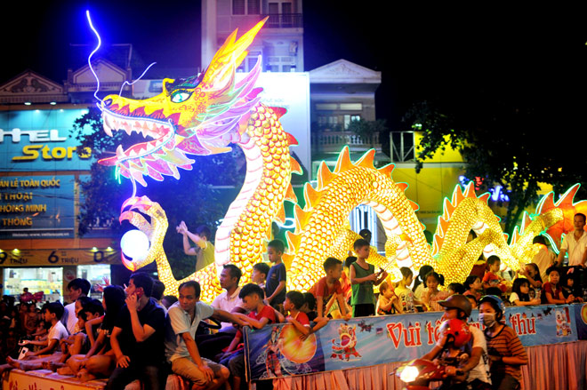 Trung thu Tuyên Quang: Hãy đắm chìm vào không khí lễ hội trung thu đầy sắc màu tại Tuyên Quang, với những chiếc đèn lồng độc đáo, những màn biểu diễn nghệ thuật tuyệt vời và những món ăn truyền thống hấp dẫn đầy màu sắc.