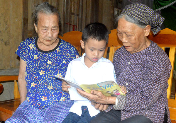 Hiếu thảo là tài sản vô giá của mỗi gia đình và nền văn hoá Việt Nam. Khám phá hình ảnh này, bạn sẽ cảm nhận được sự tự hào và tình cảm của người Việt Nam dành cho gia đình, cho tổ tiên của mình.