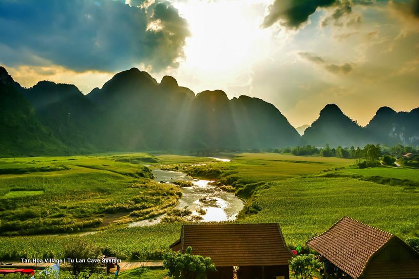 Phong Nha-Kẻ Bàng - hệ thống động, sông ngầm lớn nhất trên thế giới, được UNESCO công nhận là di sản thiên nhiên của nhân loại. Hãy cùng chiêm ngưỡng những hình ảnh sống động và áp lực khiêng kỳ diệu tại đây.