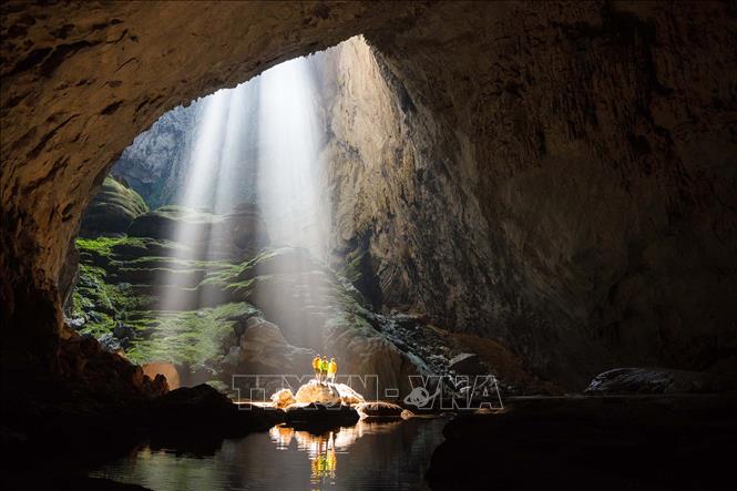 Hang Sơn Đoòng là một trong những hang động lớn nhất trên thế giới và cũng là địa điểm hấp dẫn của Quảng Bình. Hãy xem những hình ảnh về nó để chiêm ngưỡng vẻ đẹp hoang sơ và kỳ diệu của nó. Chắc chắn rằng bạn sẽ không thể rời mắt khỏi đó.
