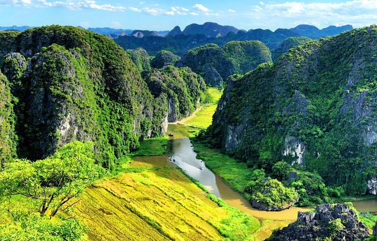 Tam Cốc - địa điểm du lich nổi tiếng với khung cảnh thiên nhiên tuyệt đẹp. Nơi đây mang đến những trải nghiệm tuyệt vời, đầy màu sắc và đặc trưng của văn hoá Việt Nam. Cùng chiêm ngưỡng ảnh Tam Cốc để được trải nghiệm một trong những hành trình khám phá đầy kỳ diệu và ấn tượng.