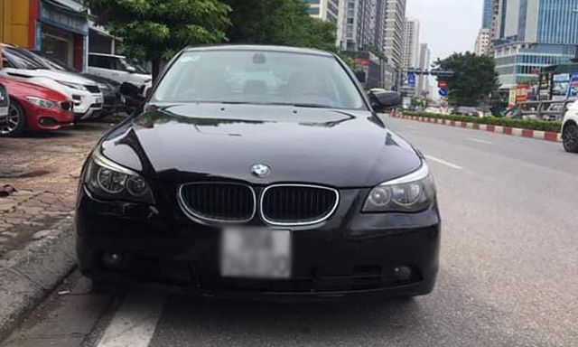 Xế sang BMW 3 Series đời cũ bị bỏ rơi tại Hà Nội
