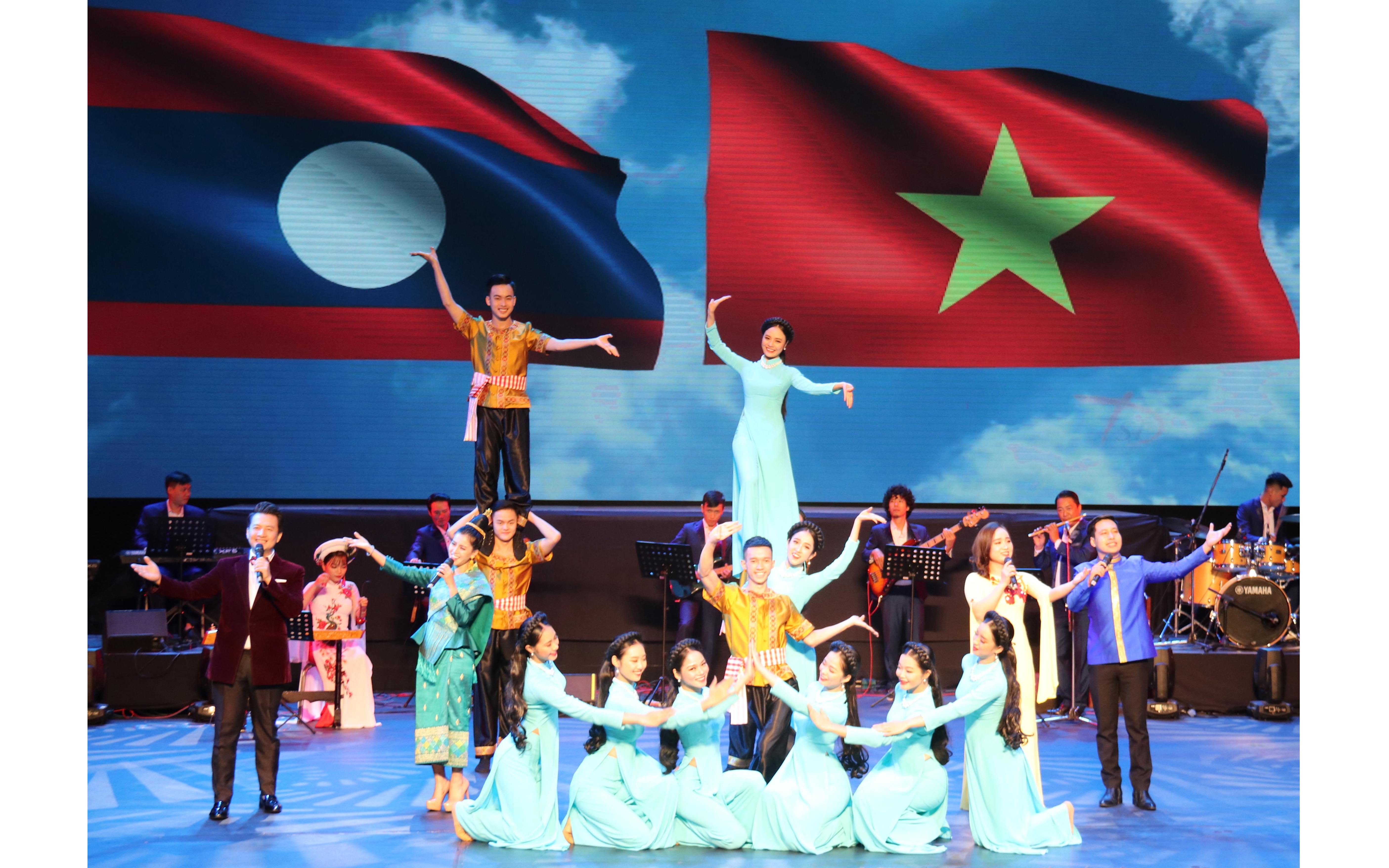 Tuần Văn hóa Việt Nam tại Lào: Cùng tìm hiểu và khám phá văn hóa đặc sắc của Việt Nam tại Tuần Văn hóa tại Lào. Buổi triển lãm, diễn thuyết và các tiết mục nghệ thuật đặc sắc sẽ mang đến cho bạn những trải nghiệm tuyệt vời về văn hóa và tinh thần đoàn kết.