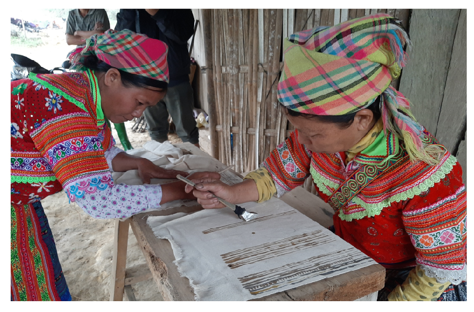 Sáp ong và vải lanh: Sáp ong và vải lanh là hai vật liệu đã trở thành biểu tượng cho sự nghiêm túc, truyền thống của nền văn hóa Việt Nam. Với những sản phẩm được làm từ hai vật liệu này, bạn sẽ tìm thấy sự độc đáo và tinh tế. Hãy cùng tìm hiểu và chiêm ngưỡng những sản phẩm đẹp và sang trọng được tạo bởi sáp ong và vải lanh.