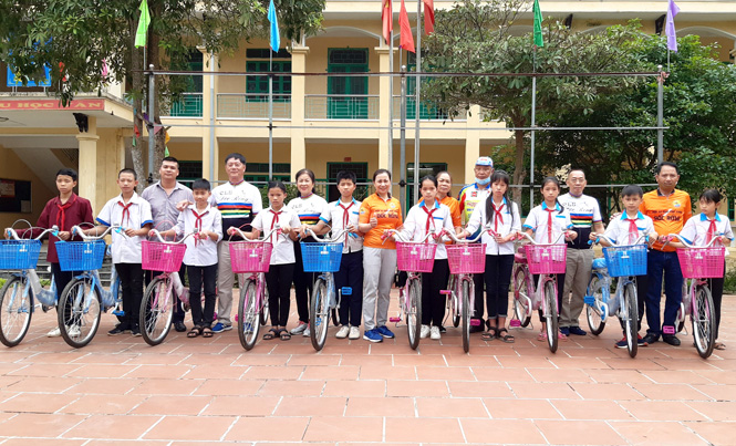 Quỹ chỉ trợ trẻ nhỏ tỉnh tặng xe đạp điện mang lại học viên bần hàn vượt lên khó khăn học tập xuất sắc   Báo Đắk Lắk năng lượng điện tử