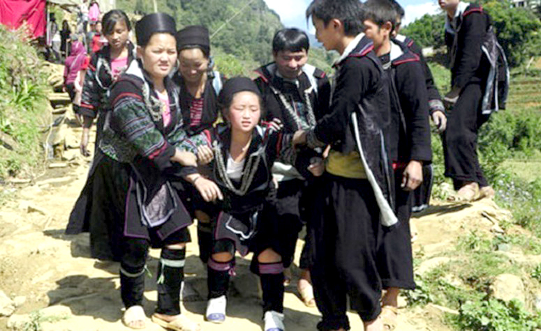 Phong tục Mông: Hãy khám phá văn hóa đa dạng của dân tộc Mông, với những nghi thức phong phú và đầy màu sắc. Họ có những trang phục đặc trưng, những bữa tiệc linh đình và những nét đẹp văn hóa độc đáo. Xem ảnh để cảm nhận sự phong phú của phong tục Mông.