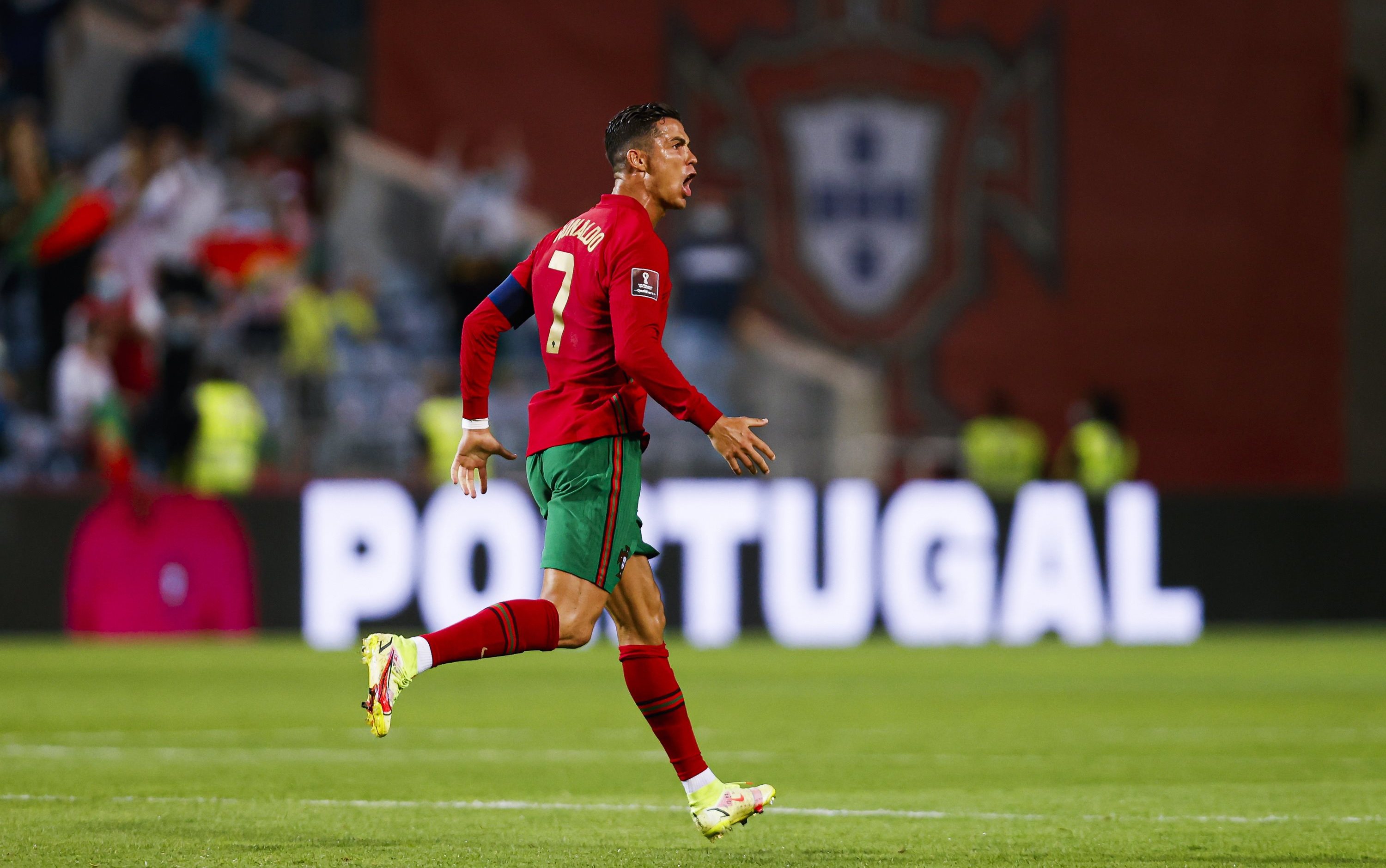 Ronaldo, phá kỷ lục: Ronaldo vừa phá kỷ lục ghi bàn của cầu thủ Ali Daei trong đội tuyển quốc gia! Hãy xem hình ảnh liên quan để cảm nhận niềm vui và sự tự hào của Ronaldo cũng như sự cống hiến của anh cho bóng đá.