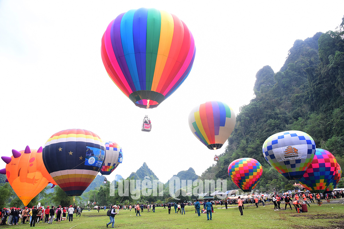 Khinh khí cầu đủ sắc màu bay giữa núi rừng Lâm Bình