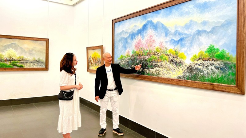 Sắc màu cuộc sống” trong triển lãm tranh Nguyễn Minh Sơn