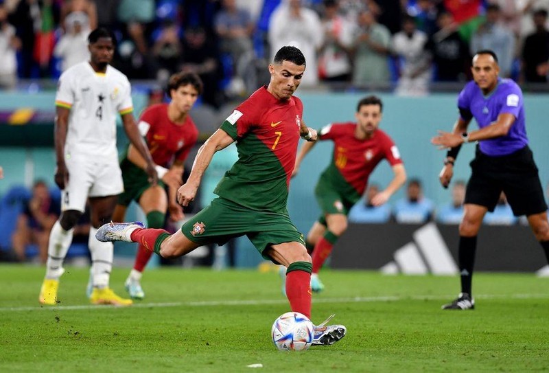 Xem hình ảnh của Ronaldo và đội tuyển Bồ Đào Nha đối đầu với Ghana - một cuộc đấu đầy cảm xúc. Hãy chiêm ngưỡng những khoảnh khắc nghẹt thở trong trận đấu này và cùng nhau ủng hộ Ronaldo và đội tuyển Bồ Đào Nha chiến thắng.