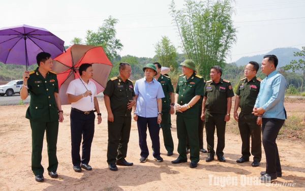 Đoàn công tác tỉnh Tuyên Quang khảo sát xây dựng nhà ở cán bộ, chiến sĩ Bộ CHQS tỉnh Phongsaly