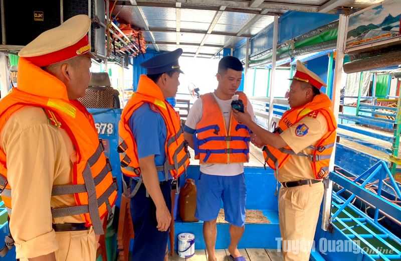 Kiểm tra 72 phương tiện đường thủy trên vùng lòng hồ thủy điện Tuyên Quang