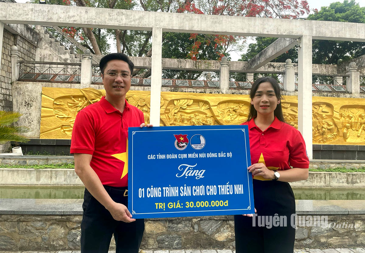 Tuổi trẻ Tuyên Quang tặng quà gia đình chính sách, hỗ trợ xây dựng sân chơi cho thiếu nhi tỉnh Lai Châu, Điện Biên