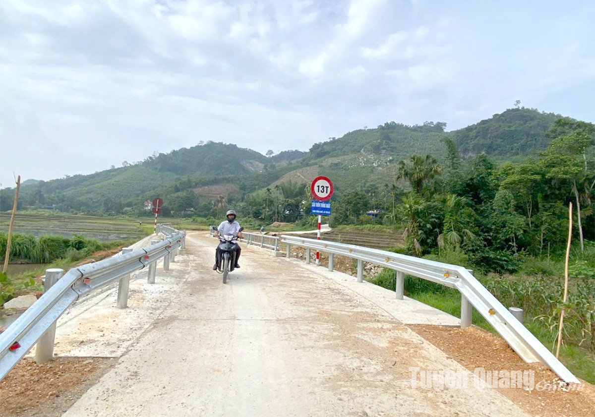 Hiến đất mở đường, xây cầu ở Tiến Bộ
