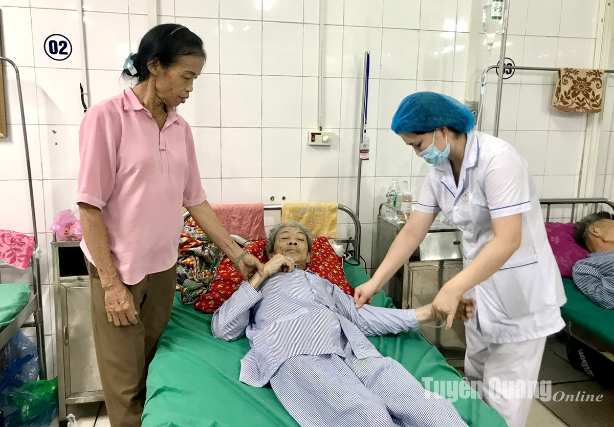 Hai bố con cùng mắc ung thư khiến cả nhà lâm vào bế tắc