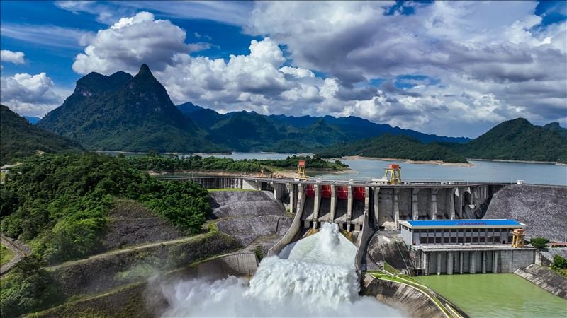 Mở 1 cửa xả đáy hồ thủy điện Tuyên Quang 