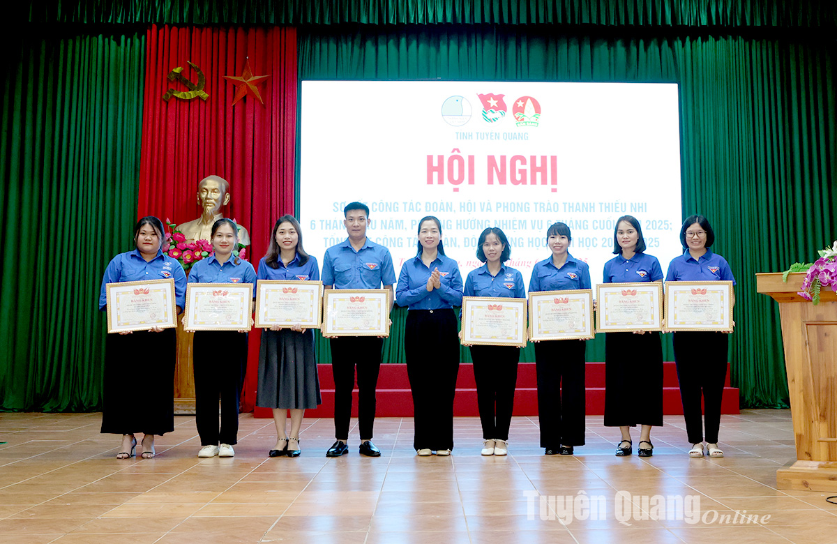 Tặng Bằng khen cho 64 tập thể, 49 cá nhân có thành tích xuất sắc trong công tác Đoàn, Đội và phong trào thiếu nhi, thanh niên trường học 