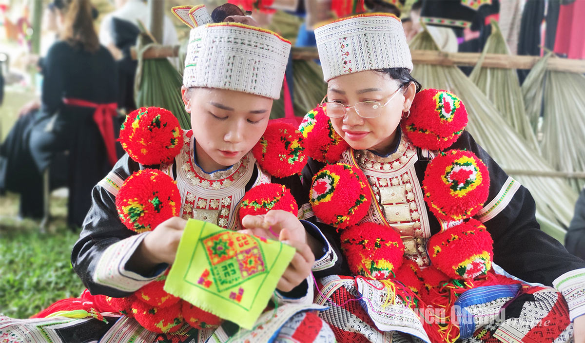Phiêng Mơ -  Nơi lưu giữ hồn thêu của người Dao Đỏ